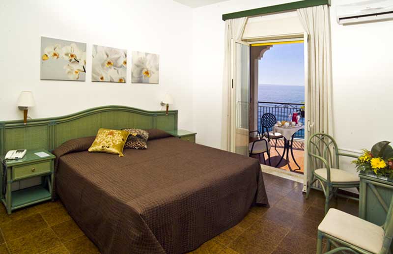 Гостиничные номера в Летоянни / Отель у моря, гостиницы на пляже на Сицилии